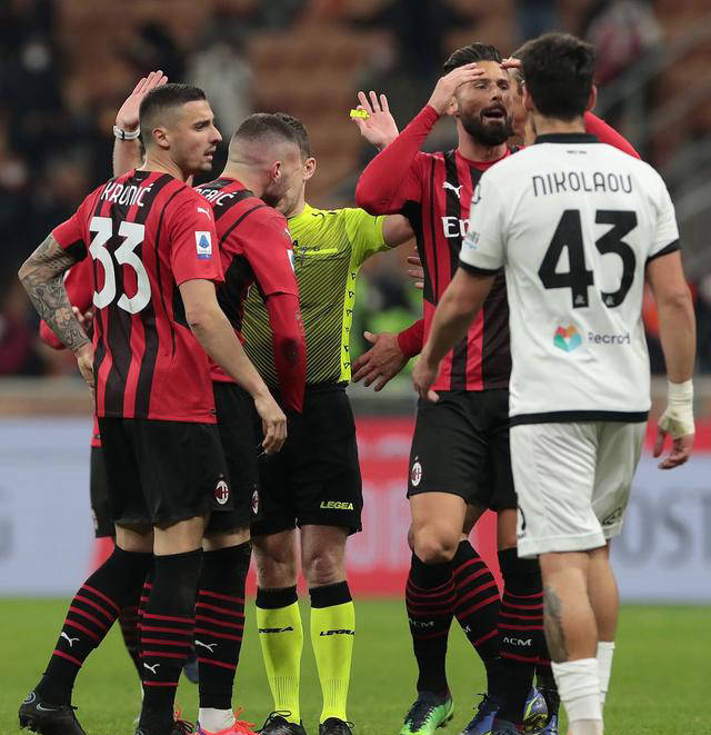 包含AC米兰主场轻取莱切，止颓势的词条