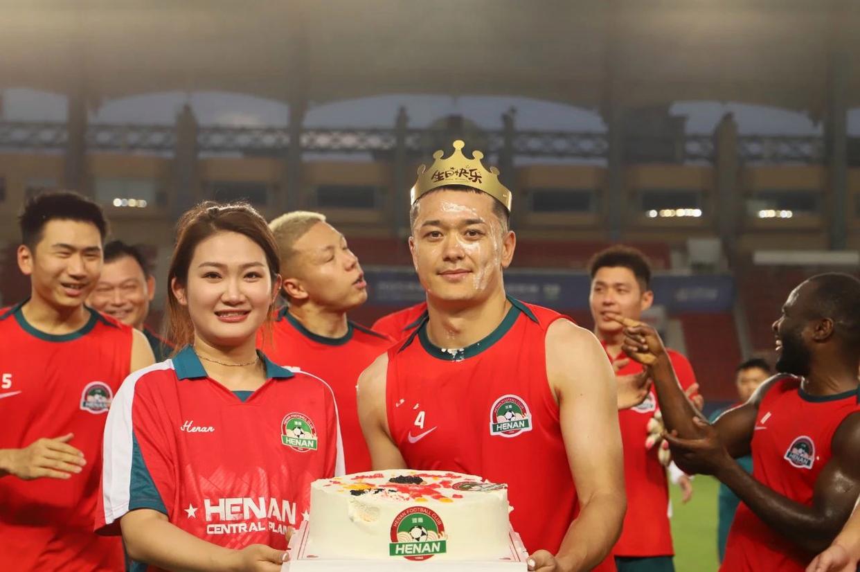 FB体育下载-包含河南建业球员家属团体观赛球员表现更出色，与家人团聚动力倍增的词条
