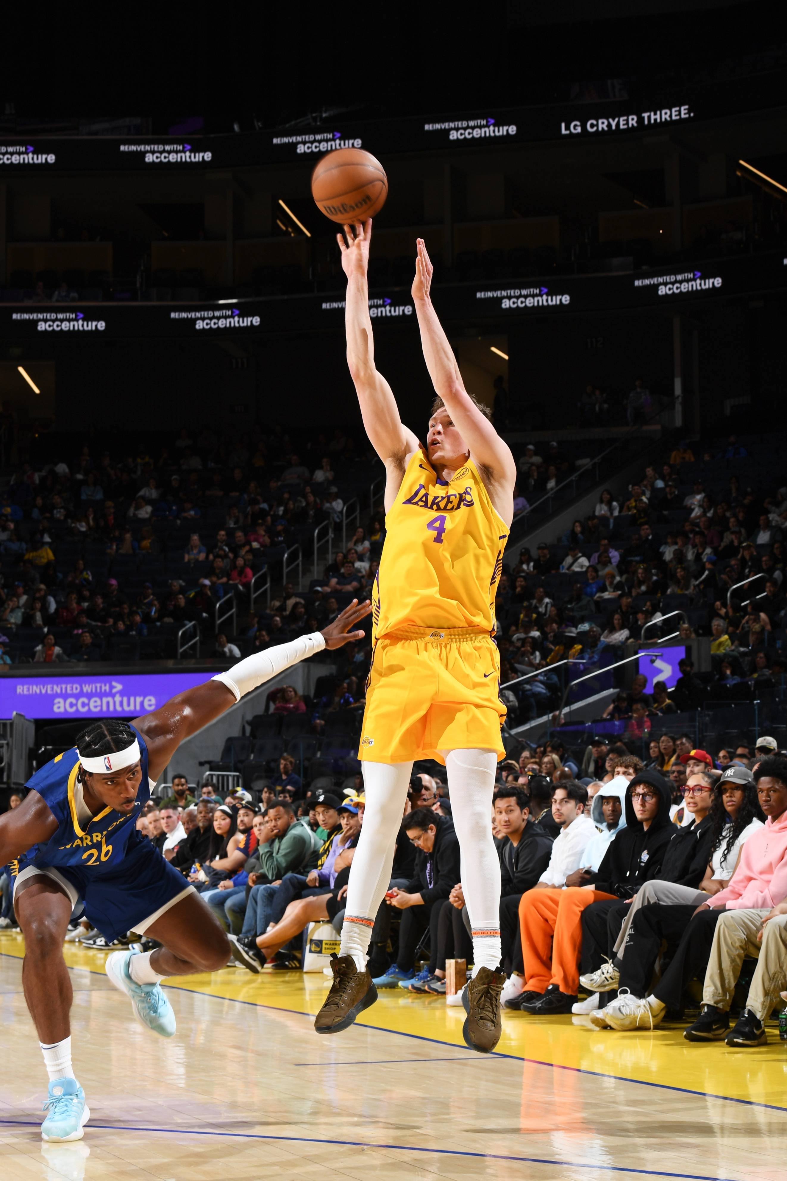 NBA鏖战热火对决湖人，谁将占据上风？