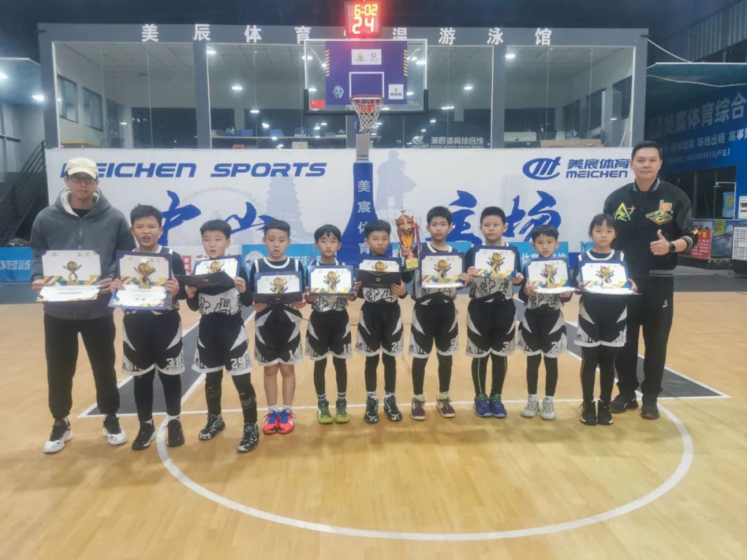 包含不畏艰难！球队在比赛中展现拼搏精神迎接挑战的词条