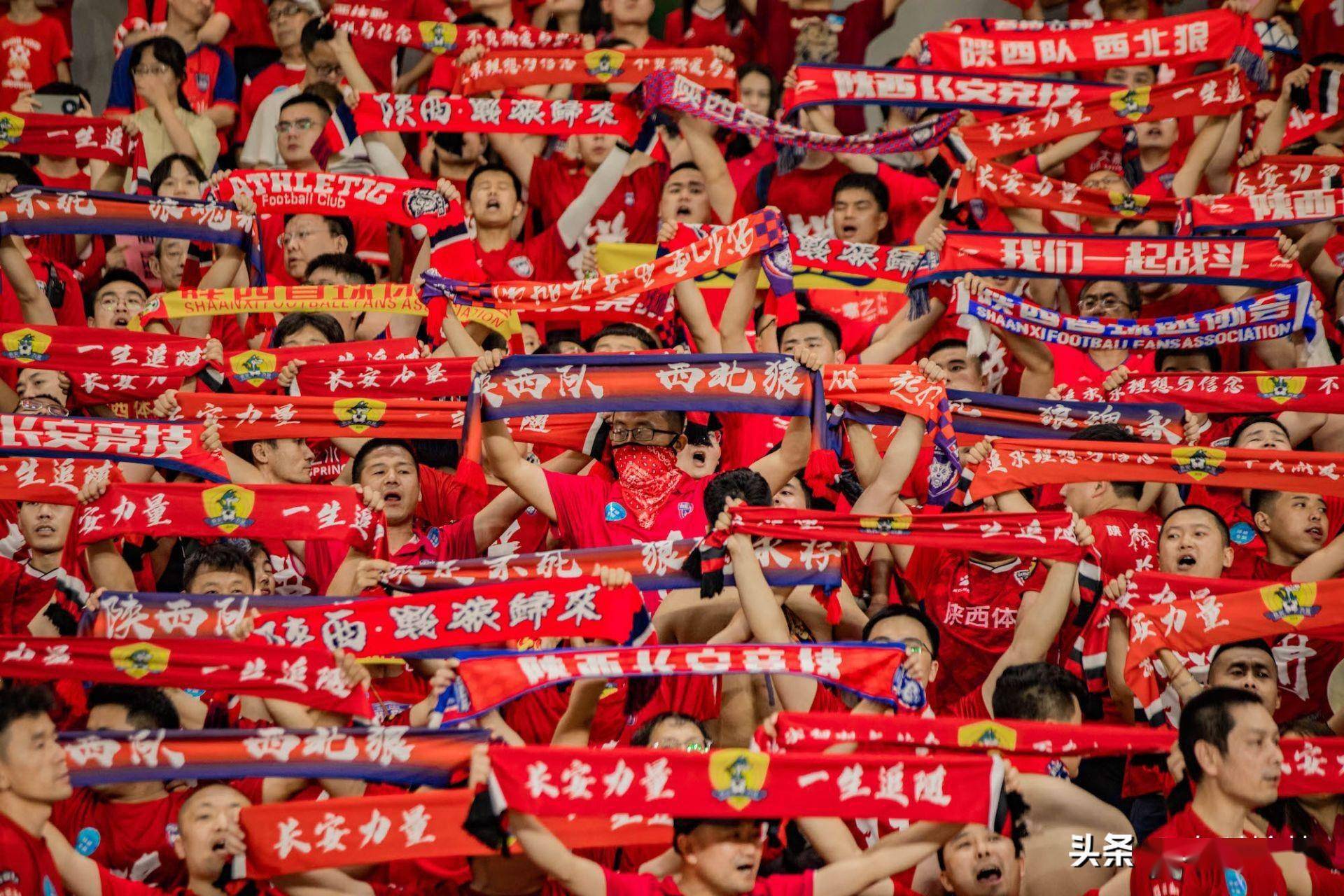 中国顶级足球联赛上演激动对决，球员竞技猛烈