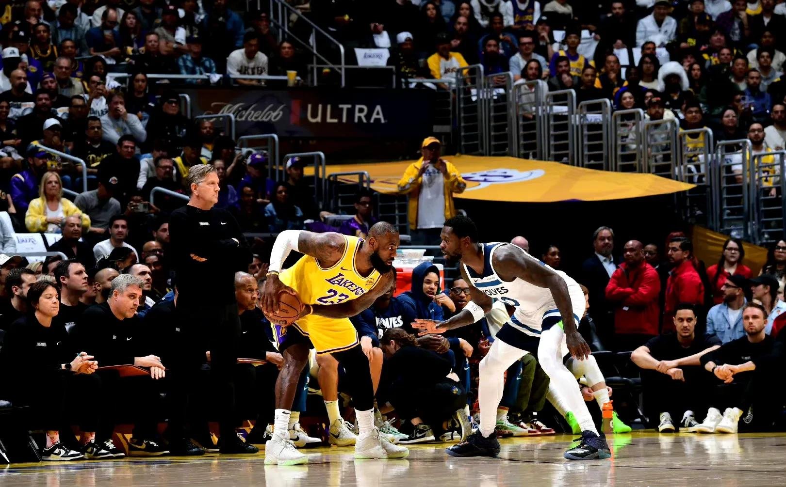 狼队主场制胜,取得关键三分的简单介绍 狼队主场制胜,取得关键三分的简单介绍