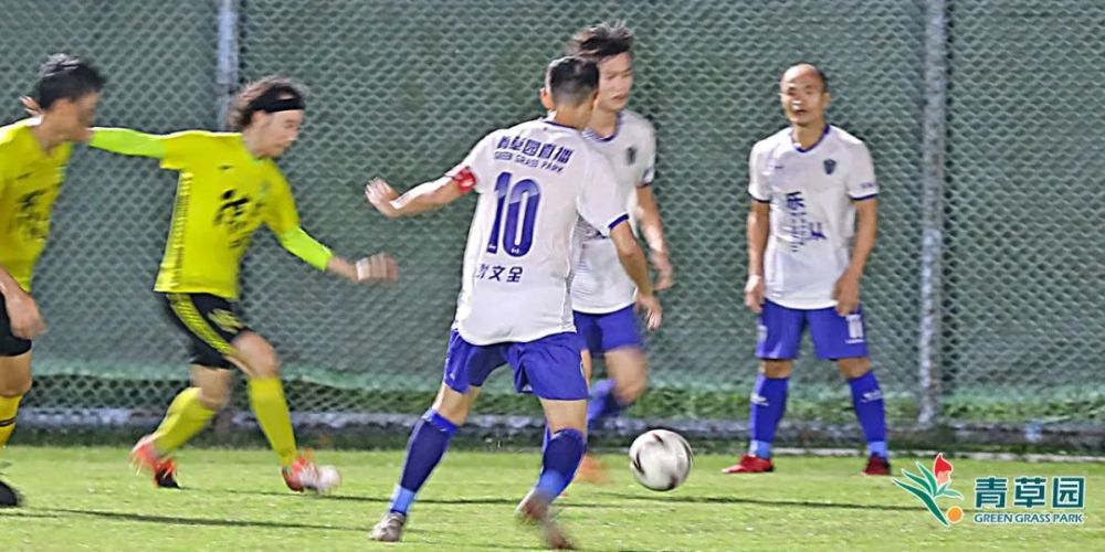 美国足球队斩获对手,展示出色比赛技巧的简单介绍 美国足球队斩获对手,展示出色比赛技巧的简单介绍