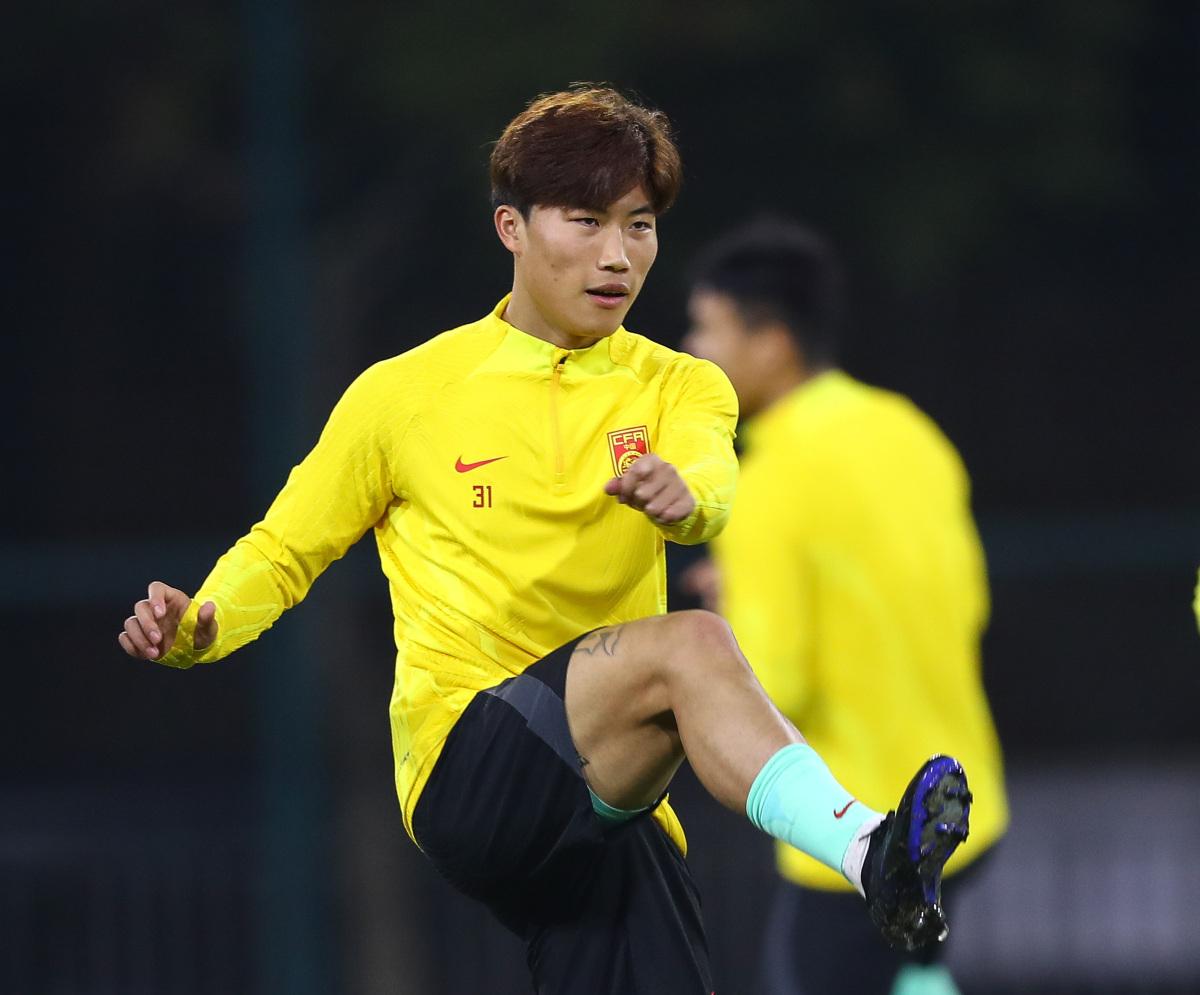 关于上海申花平局青岛黄海，保持不败战绩的信息