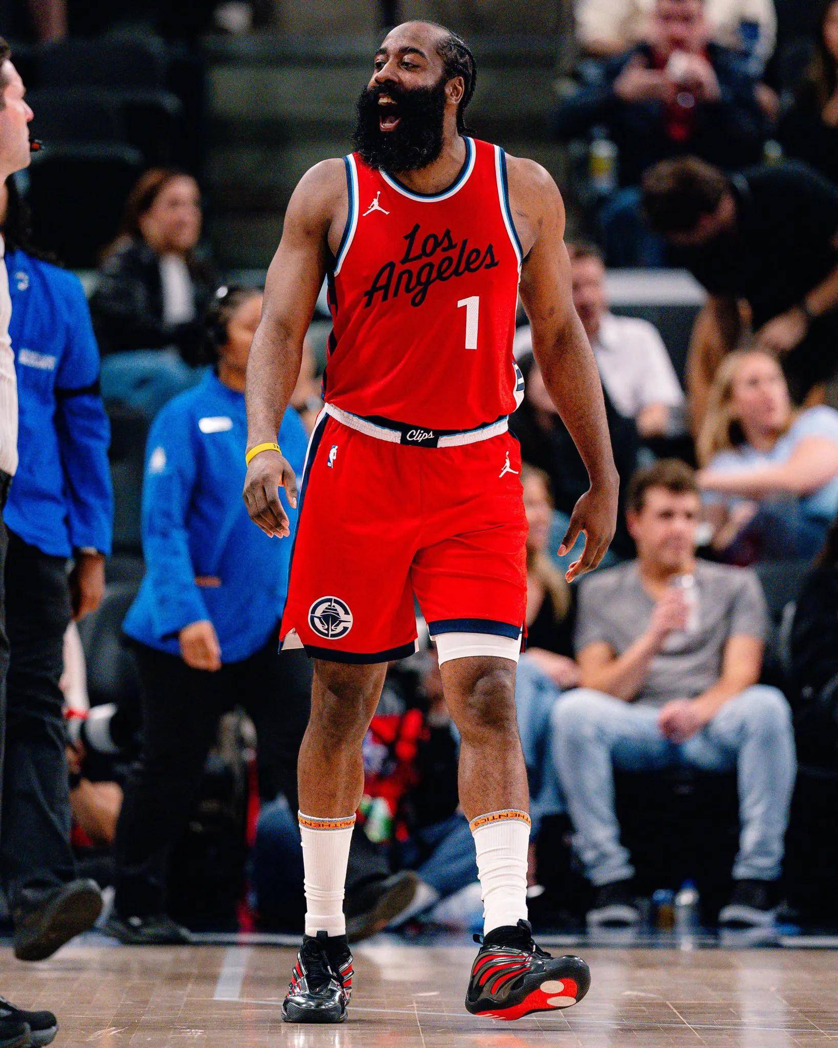 火箭客场惊险取胜马刺：哈登绝杀