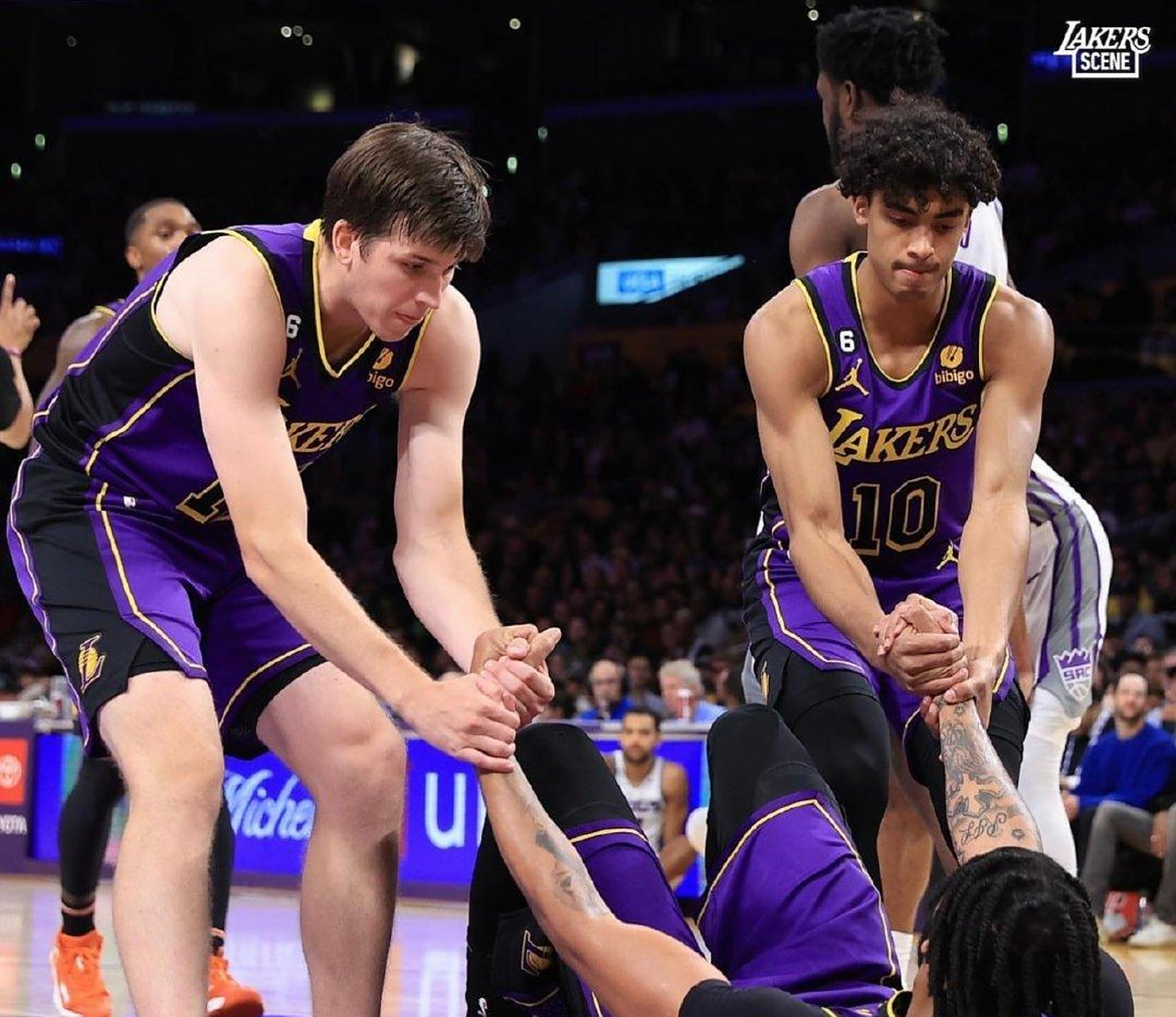 FB体育在线-湖人击败篮网追平季后赛