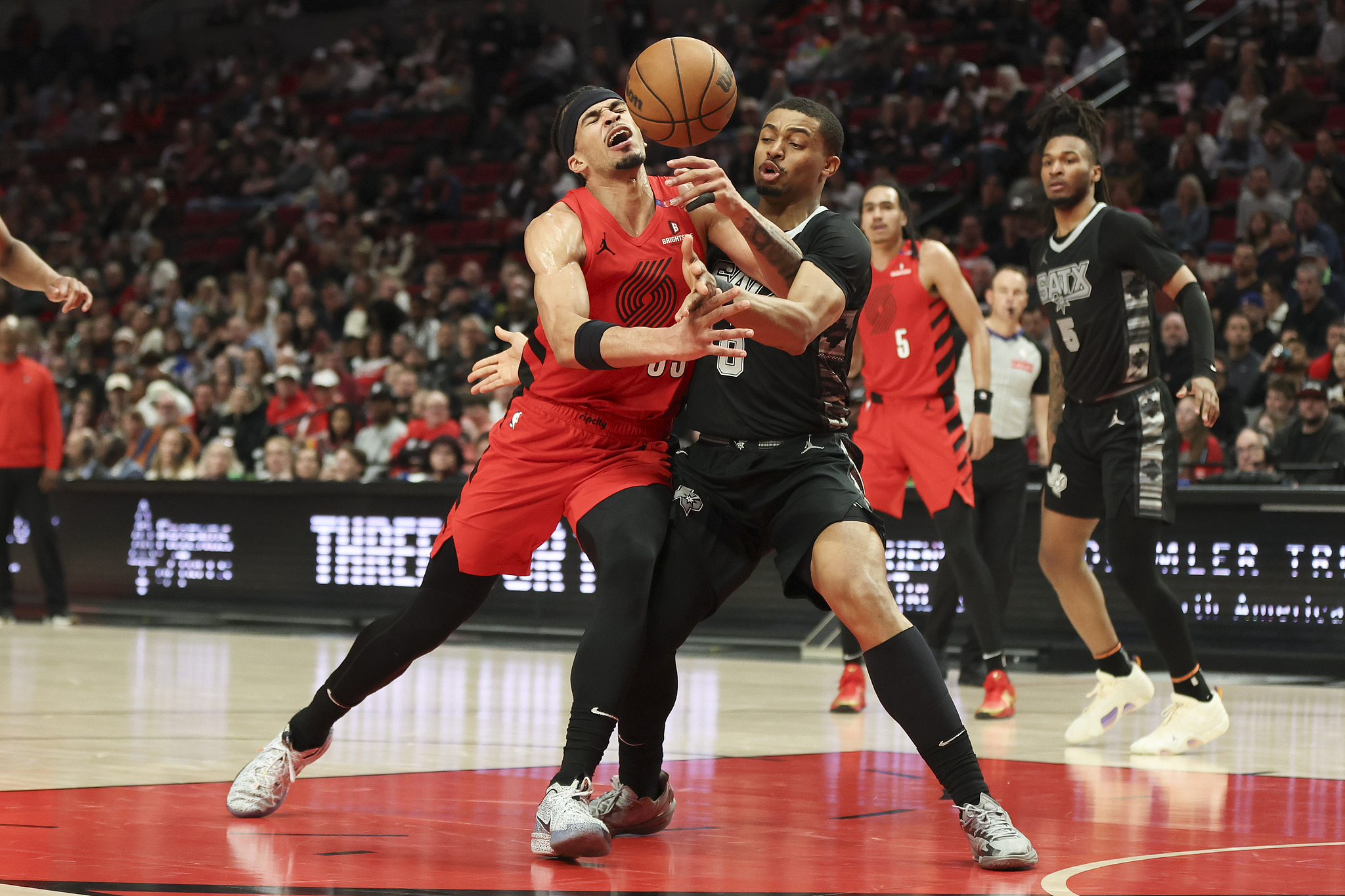 FB体育在线-篮网客场力克猛龙，连胜达到四场