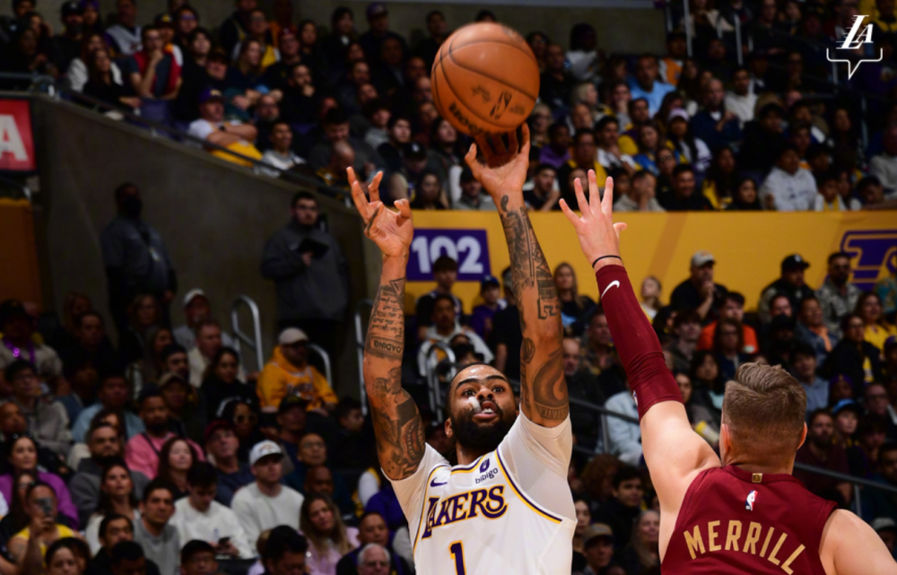 湖人豪取八连胜，东部头把交椅